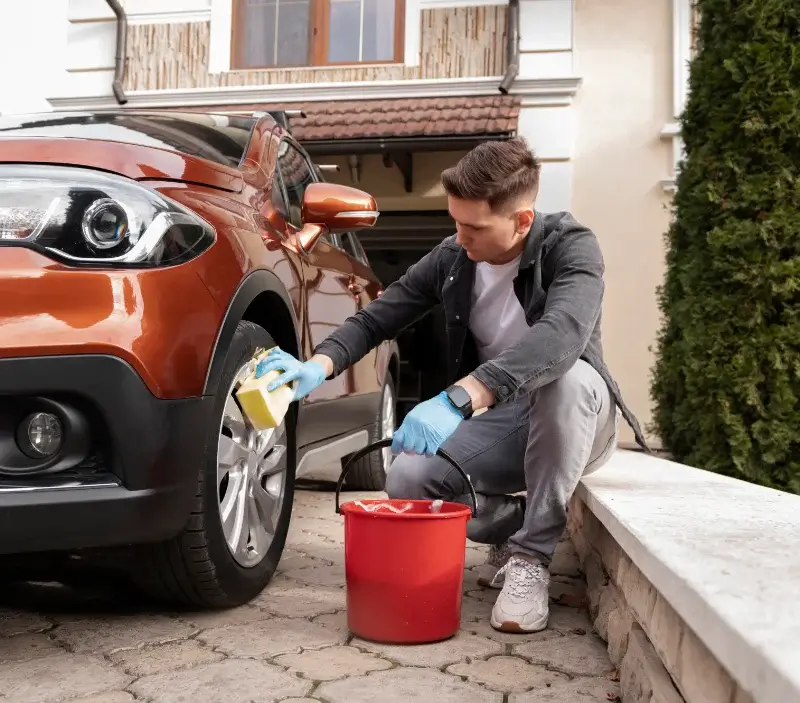Lavage auto à domicile Livers-Cazelles : professionnel intervenant sur un véhicule